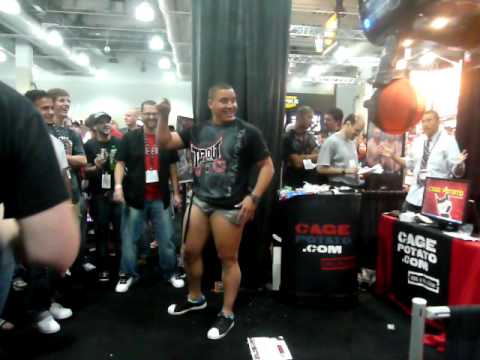 High Kick de Pat Barry sur un Punching ball