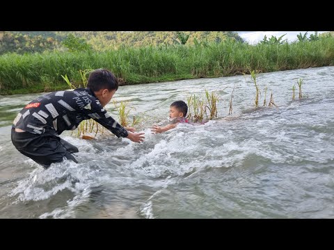Full video:35 days, making fish traps.Catch fish to sell. Save the boy in distress | Nam - poor boy
