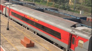 preview picture of video 'HUGE OFFLINK! LGD WAP7 hauled Kerala Express augmented with new Bezel Less AC 3-Tier Coach'