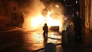 Il video della notte di devastazione a Bologna per la morte di Fakir: auto alle fiamme e barricat...