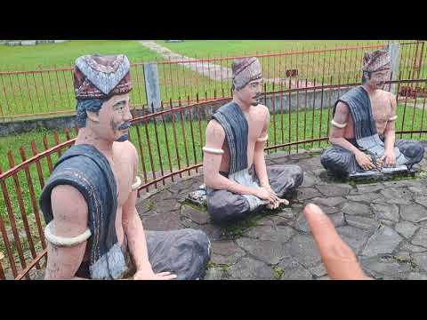 Monument of King Mangarerak in Sibisa|ancestor of the Manurung clan