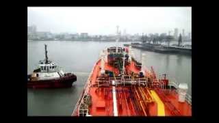 preview picture of video 'The LPG ship maneuvering in the port'