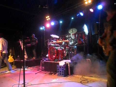 jamie drumt op oranjefeest in ,s-Heerenbroek