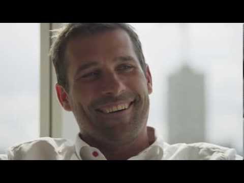 Stefan Lövgren trycker handbollsklister i handen på stadschefer