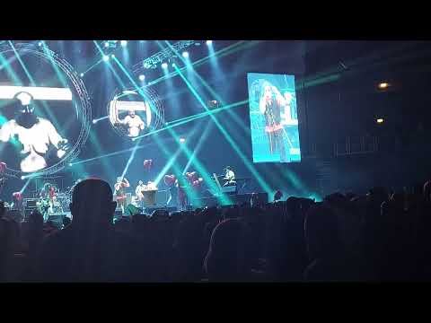 Crvena jabuka : Nitko nije lud da spava  ( live isječak iz Arene Zagreb 14.2.2023. godine )