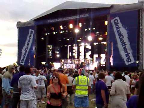 Eric Prydz plays Kings Of Leon - Use Somebody (Eric Prydz Remix)  @ Global Gathering 2009.mp4