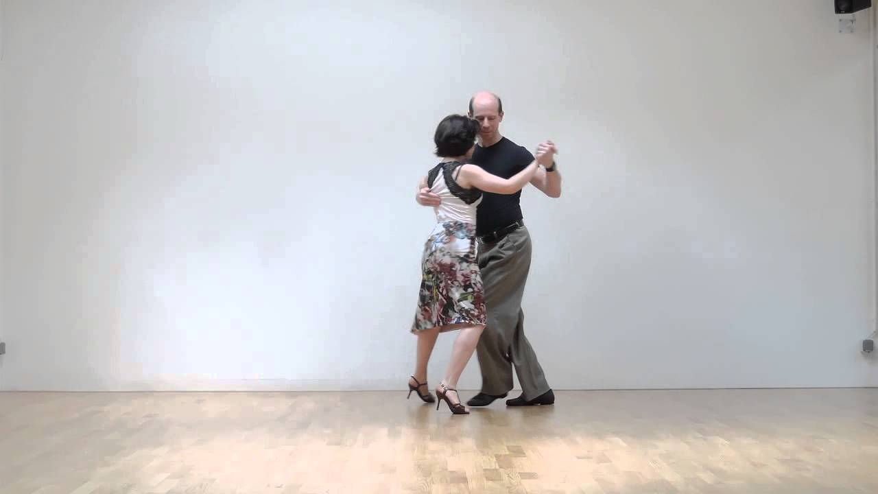 Entrada en giro a derecha con patada y cruce atrás del hombre