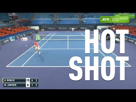 Hot Shot: Janvier Goes Over-The-Shoulder In Pau