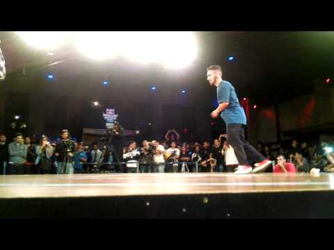 RED BULL BC ONE BRAZIL CYPHER 2014 - Semifinal - Ratin VS Iguin