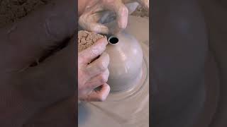 Download lagu Throwing a closed form. #ceramic #ceramics #pottery mp3