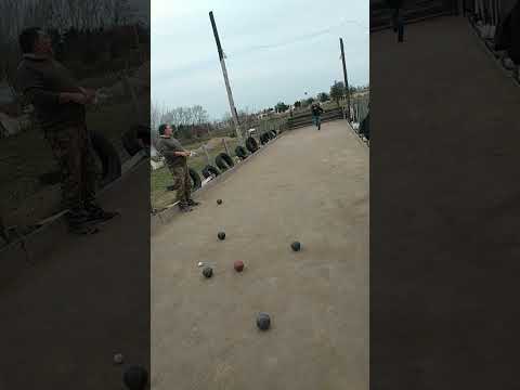 bochazo perfecto en la cancha de bochas