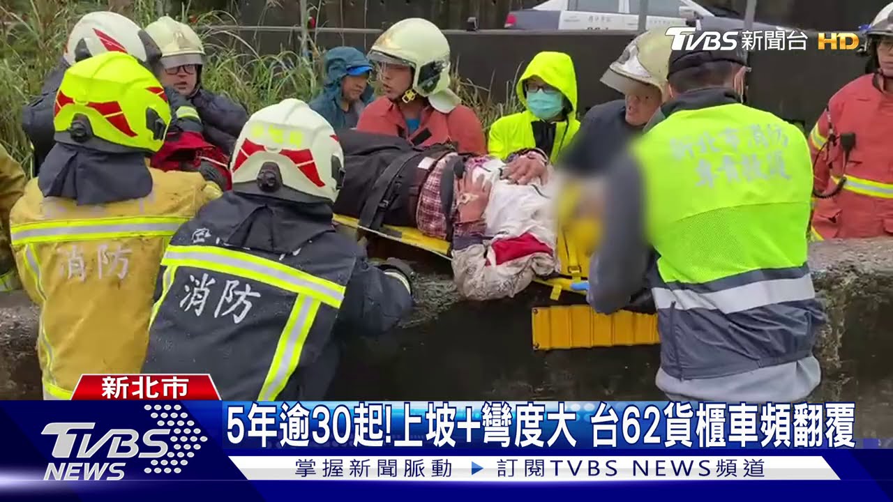 驚險!貨櫃車「四輪朝天」倒護欄外 駕駛受困