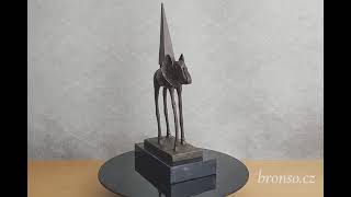 Surrealistická bronzová socha slona s obeliskem – Slon na dlouhých nohách