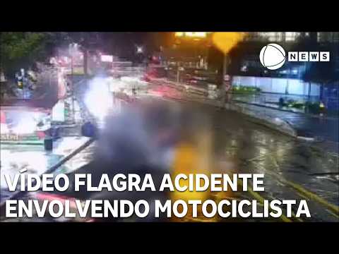 Vídeo mostra momento em que motociclista é atingido por carro de luxo