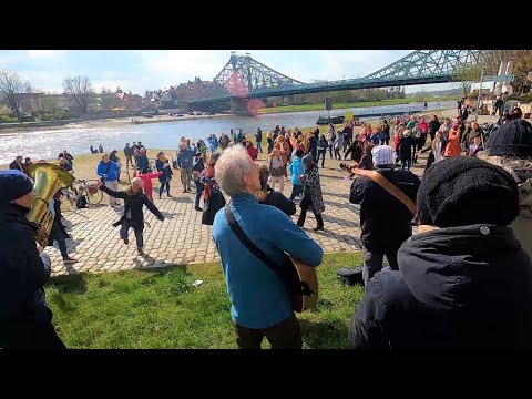 Danser encore Flashmob - 23. April 2021 - Dresden, am Blauen Wunder