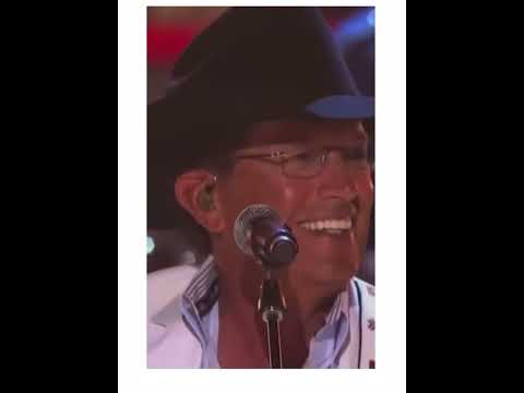 The King 🤴 George Strait singing Boot Scootin' Boogie