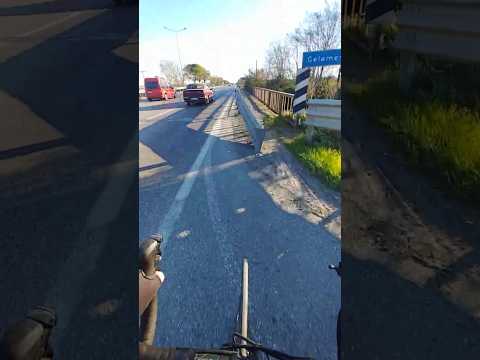 Karayolunda uzun tur bisiklet sürüşü banket bittiğinde köprü geçişi..