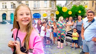 Nastya et son drôle de vlog à Prague | Les vacances de Nastya à Prague
