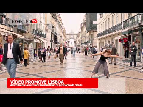 רקדנית בלט רוקדת ברחובות העיר ליסבון