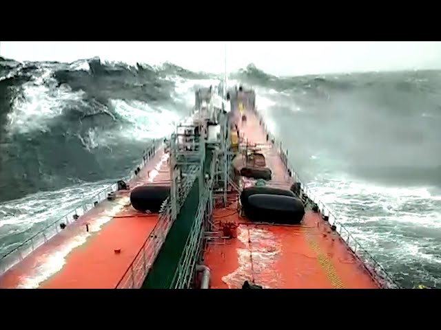 Ships CAUGHT in MASSIVE Storms SDDEFAULT Thumbnail