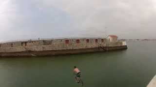 preview picture of video 'Sauter en velo dans le port'
