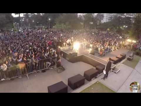 Alex "el suelo es lava..ah no para" "el se llama dem y demle una pierna