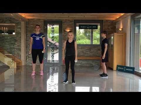 Erklärungs Videos-x-anders zeigt ein Arm/Schulter Training mit Badminton Spielerin Nadia Fankhauser