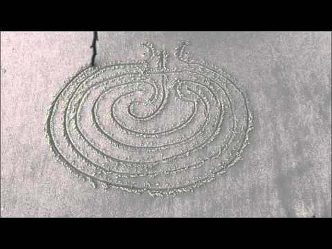 Vídeo: Petróglifos de Mogor (Marín, Pontevedra). Arredor de 1922, Ramón Sobrino Buhigas debuxou o Labirinto, a peza máis importante do conxunto, utilizando procedementos novos para a súa época.