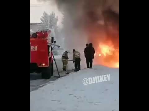 Видеофакт: В Якутии в ДТП сгорела автомашина Видеофакт: В Якутии в ДТП сгорела автомашина