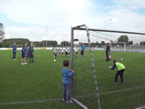 Britt IJzerman schiet de bal achter Louis (MVV'58 F3)