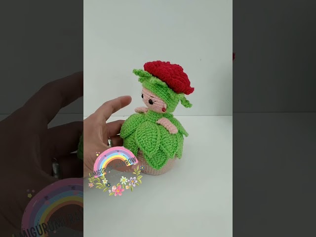 Vídeo relacionado con Rosa de Ganchillo en Maceta, Flor Eterna Hecha a Mano, Regalo Original Mujer para Sant Jordi, Día de la Madre y Cumpleaños, Decoración Hogar Cute y Amigurumi Rosa para Novia y Mamá