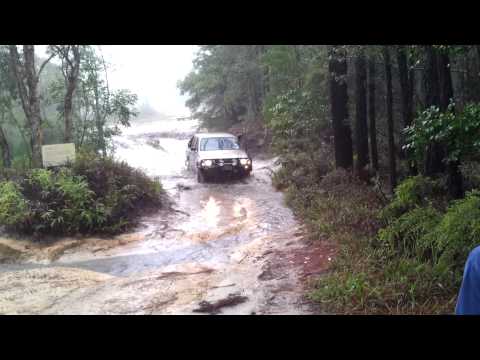 Toyota Hilux 2004 1KZ-TE 3L Turbo Diesel Creek Crossing