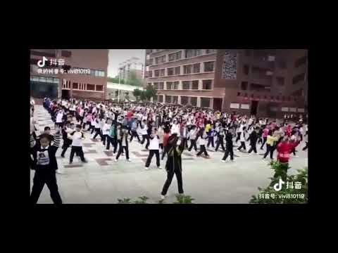 1000 estudiantes Bailan la canción 'Honey' de Lay de EXO
