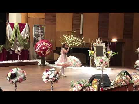 Andra Elena Munteanu - Cine vrea telenovele Cover