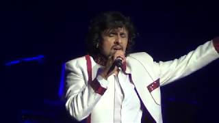 Main Hoon Na - Sonu Nigam Live Performance