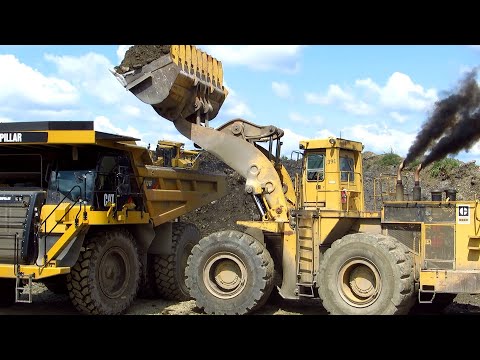 CAT Power at Work - Caterpillar 992C Loading 777F's