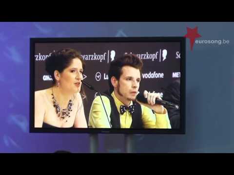 Witloof Bay zingt Lena's Satellite tijdens hun tweede persconferentie