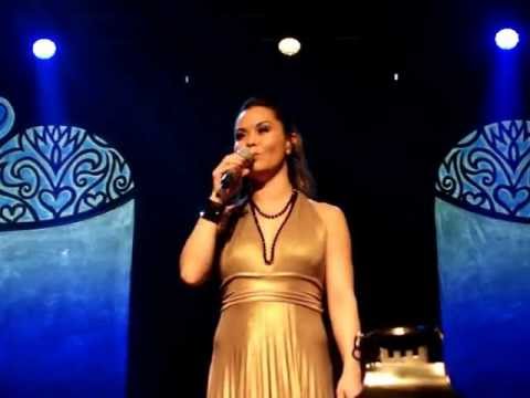 Christina Chanée synger sin egen danske tekst til "Ha' En Glædelig Jul" (www.olinerne.dk)