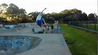 preview picture of video 'Kiama skate park bowl AIR'