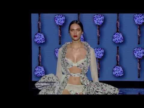 Andrés Sardá, desfile con Victoria Abril Otoño Invierno 2017/18 MBFWM - Modalia.es