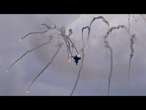 JAS 39 Gripen Amazing Spiral with Flares [4K]