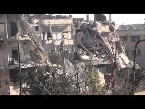 آثار الدمار في المنازل المقابلة للساقية في القرابيص في مدينة حمص