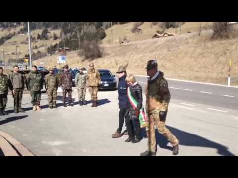 Italienische Alpini provozieren mit Kranzniederlegung am Beinhaus Innichen