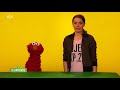 Elmo Und Martina Hill Erklären Tollpatschig Sesamstraße