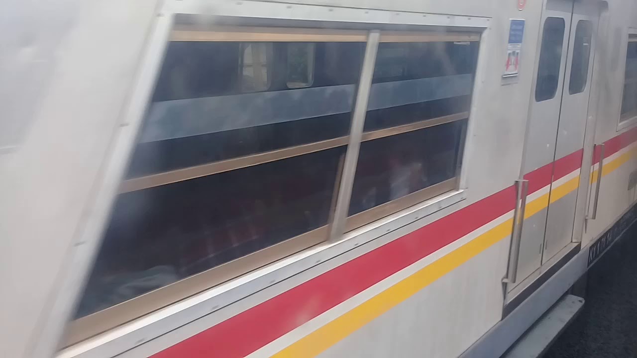 Berpapasan krl commuter line