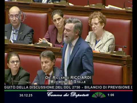 Ricciardi annienta il Governo in pochi minuti d'intervento impeccabile
