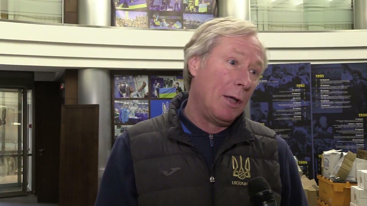 Олександр Петраков та Олексій Михайличенко — волонтери Гуманітарного хабу в Будинку футболу