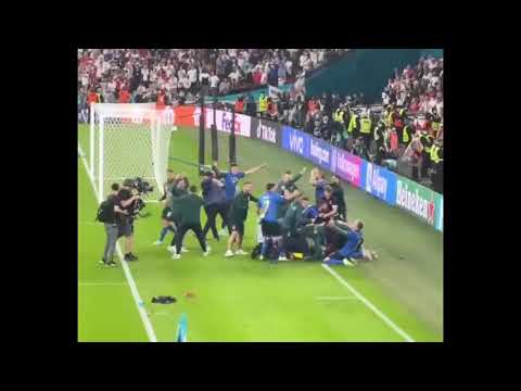 Tifosi inglesi lanciano Bottiglie dopo ultimo rigore donnarumma-  Italia Inghilterra