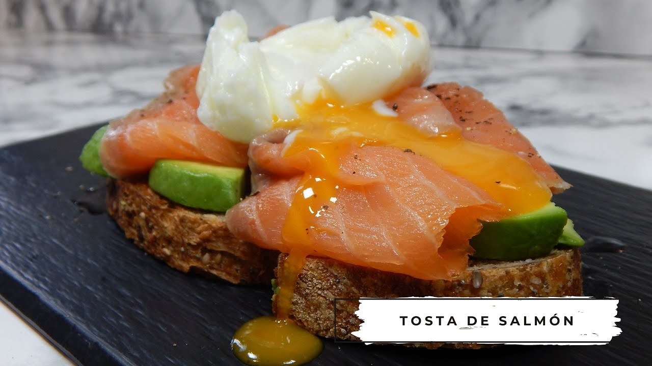 Tostada de Salmón, Aguacate y Huevo: Súper fácil y paso a paso