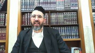 הרב מאור קדוש - יציאה בחולצה עם כפתורים כפולים, תיקט ופלסטר - שולחן ערוך אורח חיים סימן שא